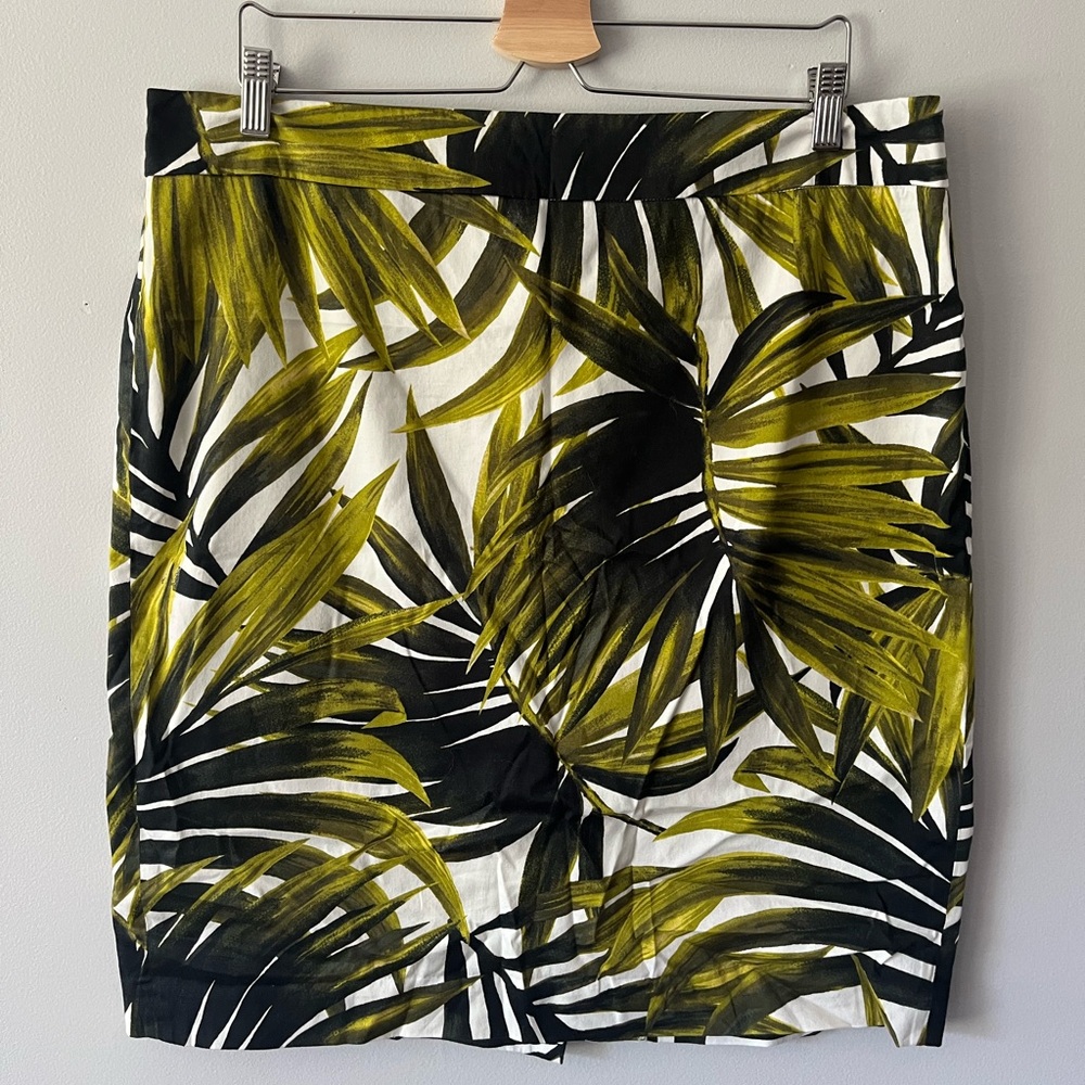 Ann Taylor - Leaf patterned pencil skirt from in size 16